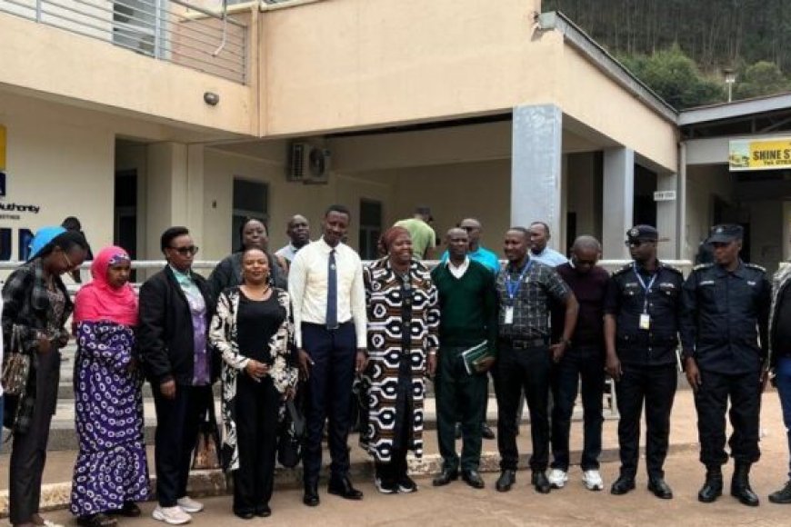 Gicumbi: Abadepite ba EALA, babwiwe ibibazo by’abatinza amakamyo ku mupaka