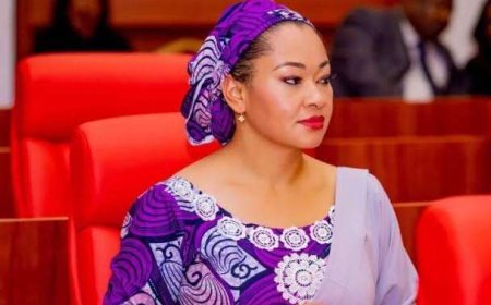 Senateri yahagaritswe mu kazi  azira kurega Perezida wa Sena wamusabye igitsina   