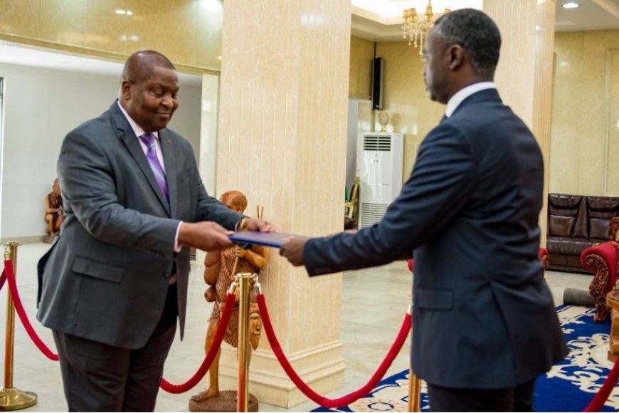 CAR: Kayumba Olivier yashyikirije Perezida Touadéra impapuro zimwemerera kuba ambasaderi