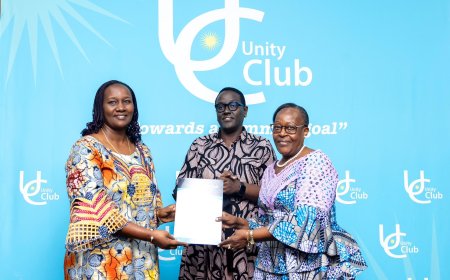 Uwacu Julienne umunyamabanga mukuru  wa Unity Club Intwararumuri yahererekanyije ububasha na Iyamuremye Regine