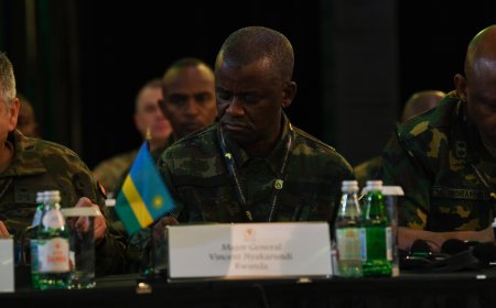 Umugaba mukuru w'Ingabo zirwanira ku butaka  wa RDF  ari muri Ghana