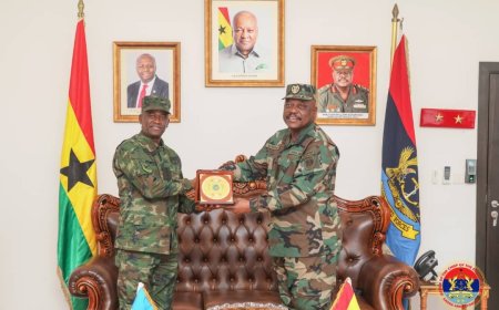 Maj. Gen  Vincent Nyakarundi na Maj Gen William Agyapong baganiriye  ku gushimangira ubufatanye mu bya gisirikare