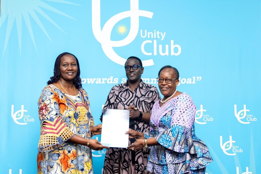 Uwacu Julienne umunyamabanga mukuru wa Unity Club Intwararumuri yahererekanyije ububasha na Iyamuremye Regine
