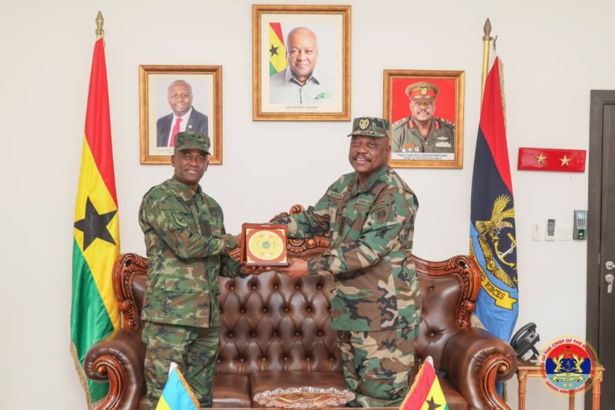 Maj. Gen Vincent Nyakarundi na Maj Gen William Agyapong baganiriye ku gushimangira ubufatanye mu bya gisirikare
