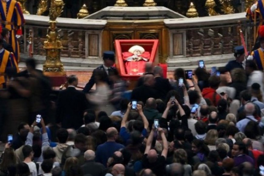 Abarenga 50,000 bamaze kuza gusezera ku mubiri wa Papa Fransisiko