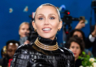 Miley Cyrus yatangaje indwara yatewe no kunywa inzoga n’itabi ari muto