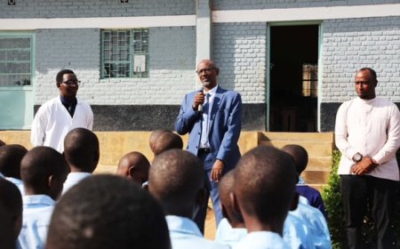 Minisitiri w’Uburezi yasuye ishuri ribanza rya Kacyiru