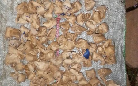 Kigali: Abagabo babiri bafatanywe udupfunyika 93 tw'urumogi