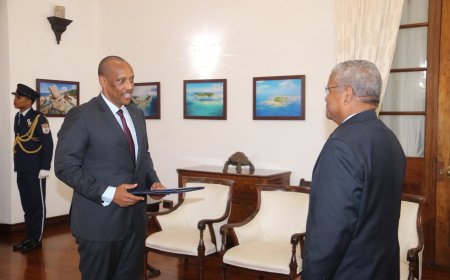 Amb. Nyamvumba yatanze impampuro zimwemerera guhagararira u Rwanda muri Seychelles