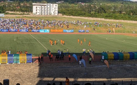 Umukino wahuzaga Bugesera FC na Rayon Sports urahagaritswe kubera amabuye