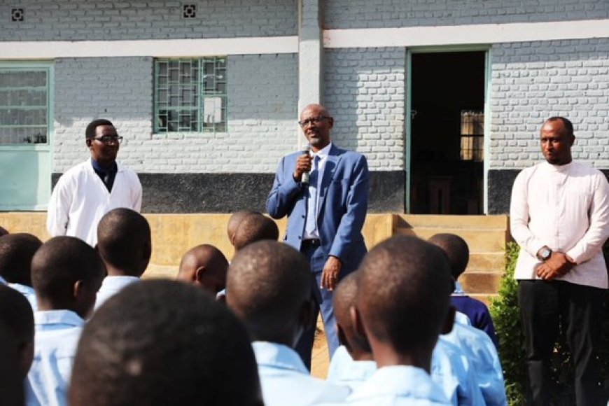 Minisitiri w’Uburezi yasuye ishuri ribanza rya Kacyiru