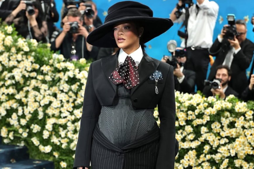 Rihanna yahishuye ko atwite (Amafoto)