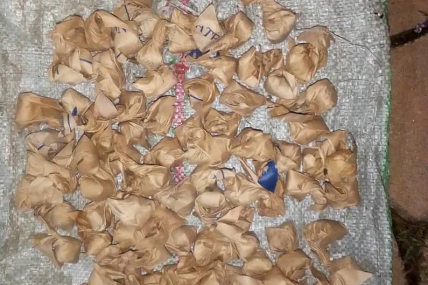 Kigali: Abagabo babiri bafatanywe udupfunyika 93 tw'urumogi