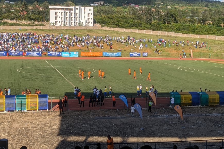 Umukino wahuzaga Bugesera FC na Rayon Sports urahagaritswe kubera amabuye