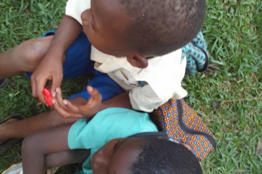 Gatsata: Birukanwe ku ishuri kubera umusatsi bibera inzererezi