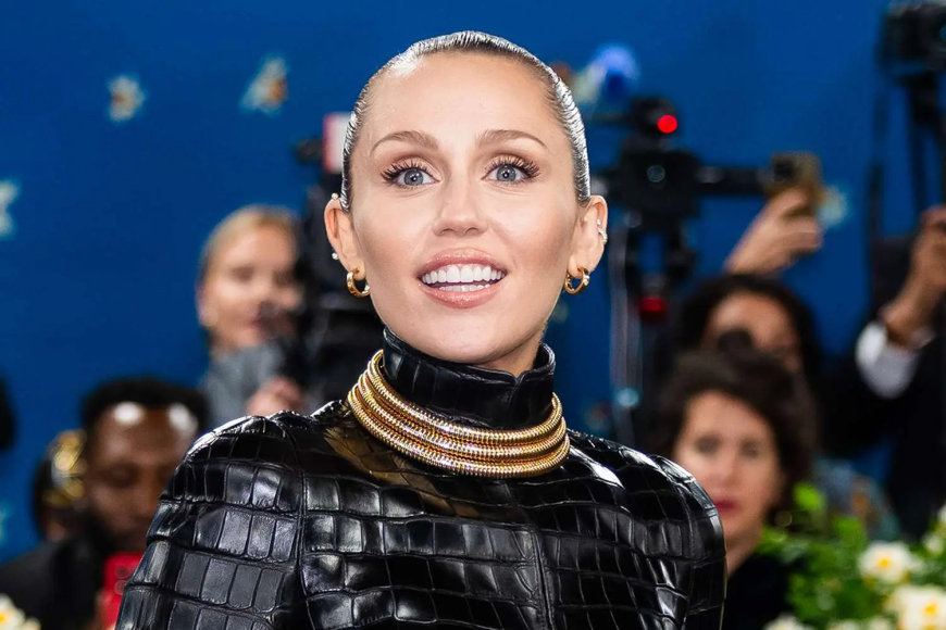 Miley Cyrus yatangaje indwara yatewe no kunywa inzoga n’itabi ari muto