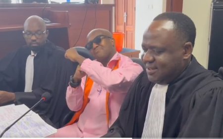 Karasira yageze mu rukiko akora ikimenyetso cya Tuff Gangs