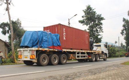 Amakamyo 31 y’ibikoresho bya SAMIDRC yacyuwe anyujijwe mu Rwanda