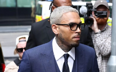 Chris Brown yagejejwe mu rukiko ahakana ibyaha aregwa