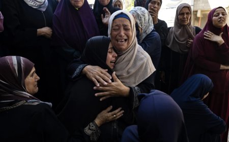 Israel steps up Gaza bombardment ahead of White House talks on ceasefire