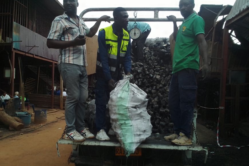 Gisozi: Abacuruza inyuma bungukiye mu nkongi yibasiye agakiriro