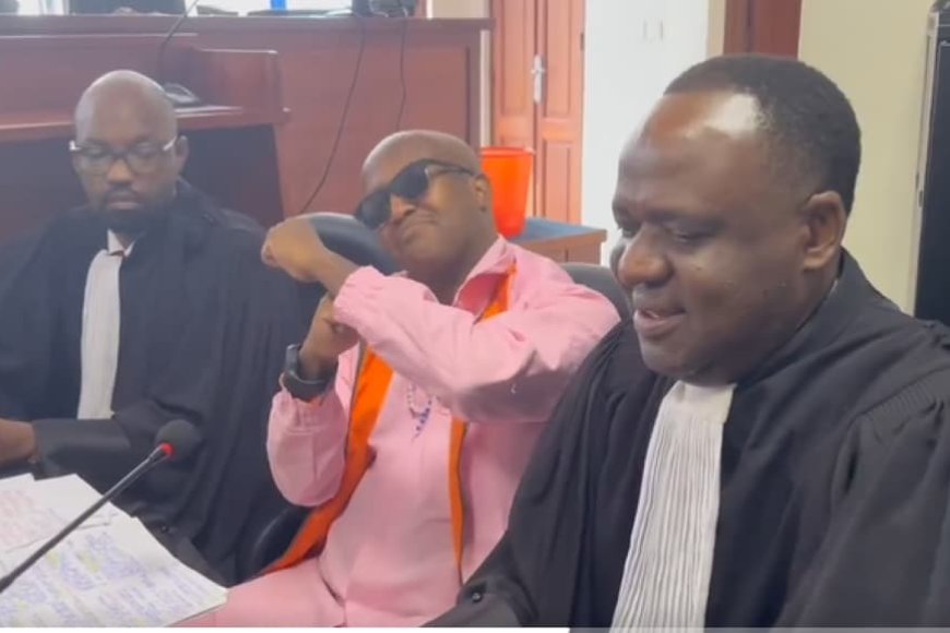 Karasira yageze mu rukiko akora ikimenyetso cya Tuff Gangs