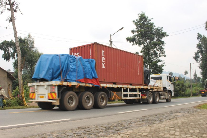 Amakamyo 31 y’ibikoresho bya SAMIDRC yacyuwe anyujijwe mu Rwanda