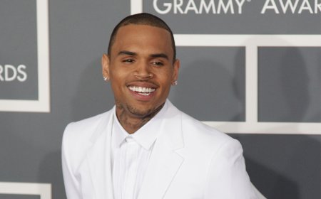 Chris Brown yiyamye abamugereranya n’abahanzi bahawe ubufasha
