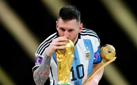Ifoto idasanzwe ya Lionel Messi aterura igikombe cy’Isi yaguzwe akayabo