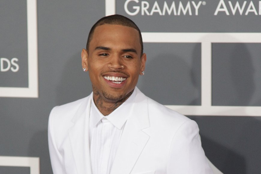 Chris Brown yiyamye abamugereranya n’abahanzi bahawe ubufasha