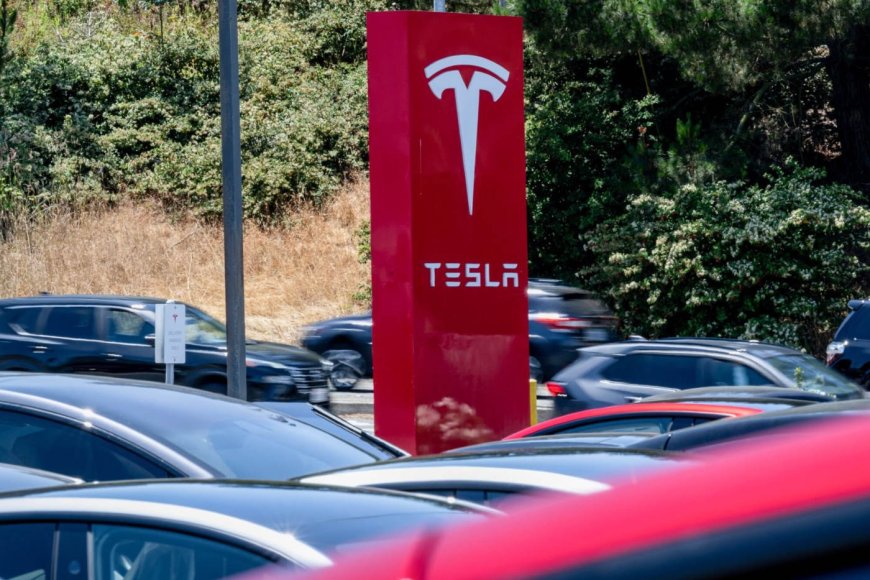 Abanyamigabane ba Tesla ya Elon Musk barinubira imikorere yayo