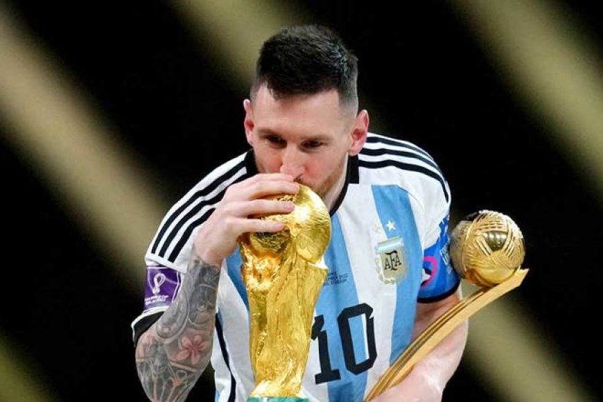 Ifoto idasanzwe ya Lionel Messi aterura igikombe cy’Isi yaguzwe akayabo