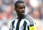 Intambara y’amagambo hagati ya Newcastle na Alexander Isak ikomeje gufata indi ntera
