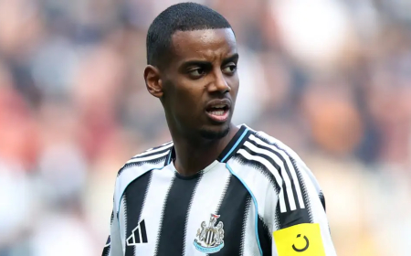 Intambara y’amagambo hagati ya Newcastle na Alexander Isak ikomeje gufata indi ntera