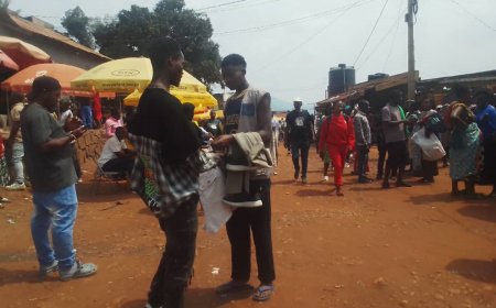 Kimisagara: Hari isoko ritemewe rigurishirizwamo n’imyenda itose yibwa yanitse ku migozi