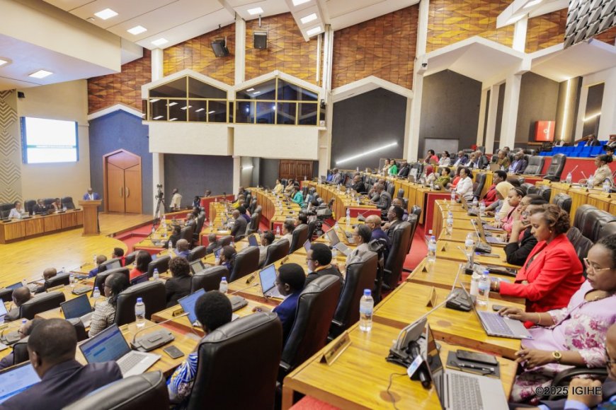 Mu Rwanda hazubakwa ibilometero birenga 300 by’imihanda ya kaburimbo