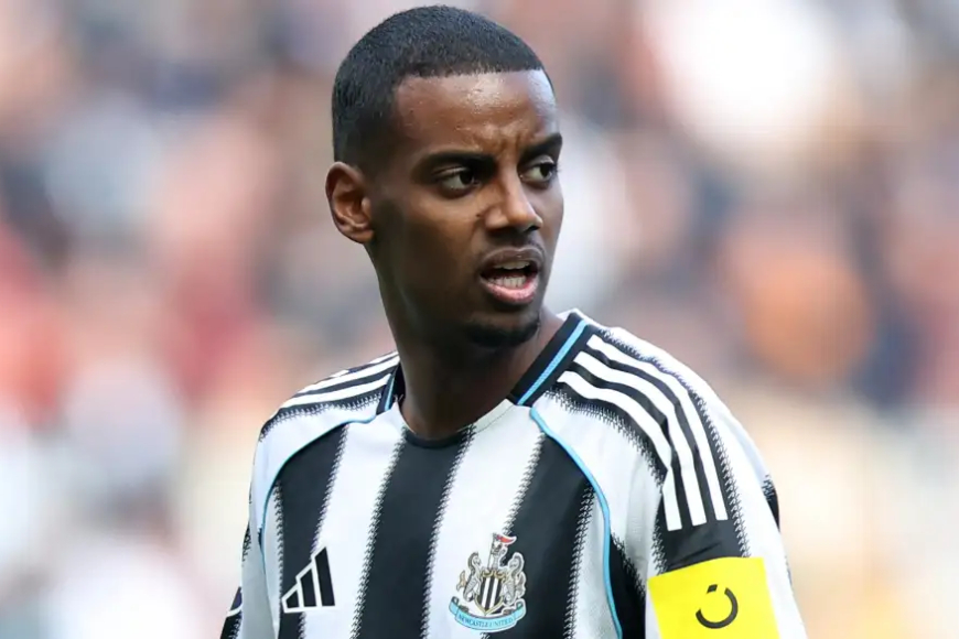 Intambara y’amagambo hagati ya Newcastle na Alexander Isak ikomeje gufata indi ntera