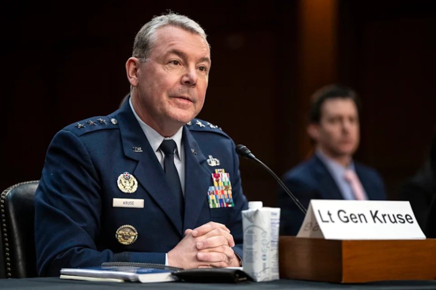 Umuyobozi w'ubutasi bw’igisirikare cya Amerika yirukanywe