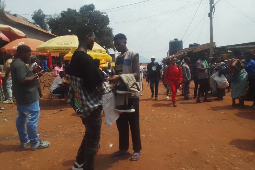 Kimisagara: Hari isoko ritemewe rigurishirizwamo n’imyenda itose yibwa yanitse ku migozi