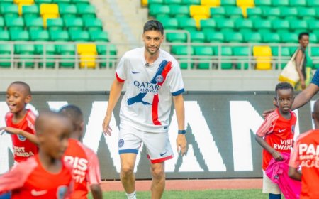 Abana bo mu Irerero rya PSG bakinanye na Javier Pastole uri mu Rwanda