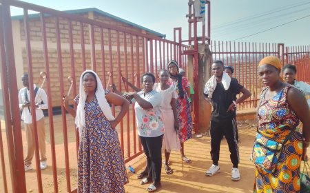 Nyakabanda:Ababyeyi bafite abana biga Kabusunzu bigaragambije kubera umuzamu