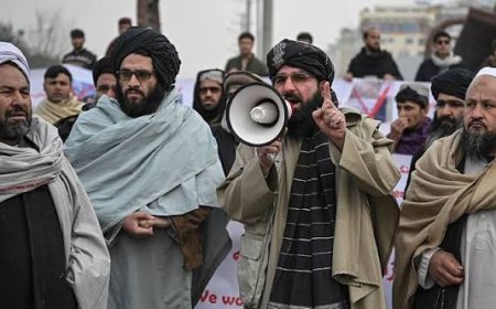 Afuganisitani: Abatalibani bategetse ko nta gitabo cyanditswe n'umugore cyemerewe kwigishwa mu mashuri