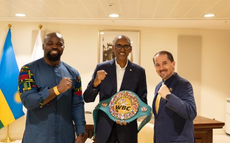 Perezida Kagame yahawe Umukandara wa WBC n’umukinnyi w’iteramakofe ukomeye cyane ku isi Carlos Takam