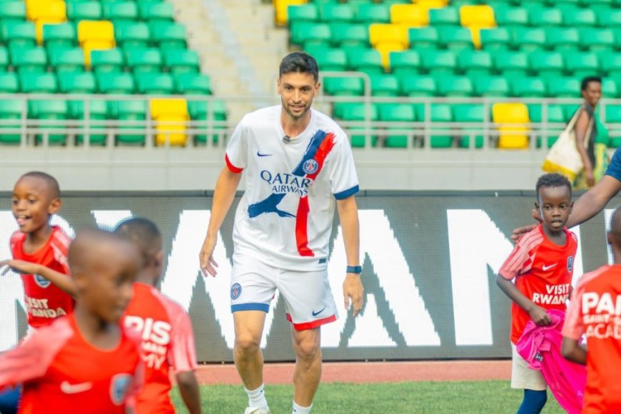Abana bo mu Irerero rya PSG bakinanye na Javier Pastole uri mu Rwanda
