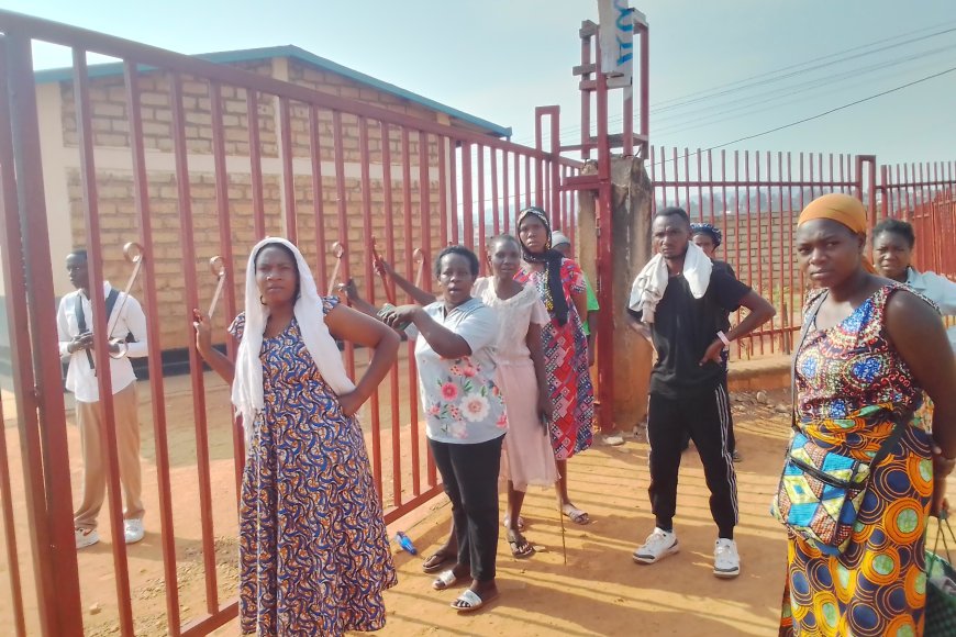 Nyakabanda:Ababyeyi bafite abana biga Kabusunzu bigaragambije kubera umuzamu