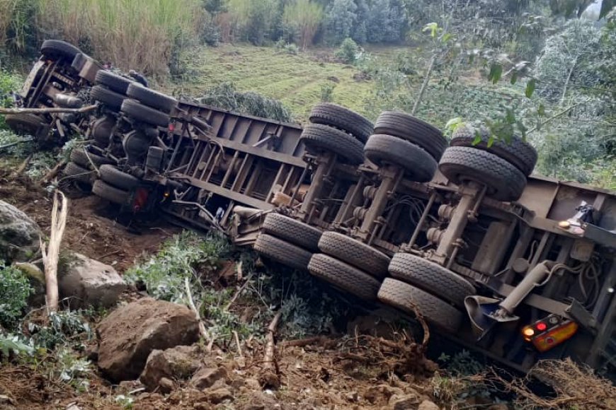 Rubavu: Habereye impanuka ikomeye y’amakamyo yagonganye (Amafoto)