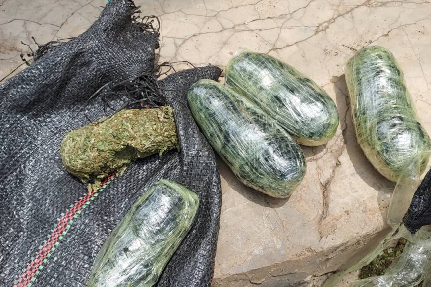 Burera: Polisi yafatiye mu cyuho umugabo wari utwaye urumogi mu buryo budasanzwe