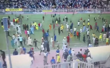 Abafana bagabye igitero ku basifuzi nyuma yuko ikipe yabo yibwe igitego cyari cyo [AMASHUSHO]