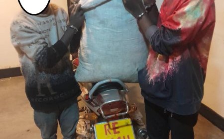 Kigali: Abagabo babiri baguwe gitumo batwaye urumogi kuri moto