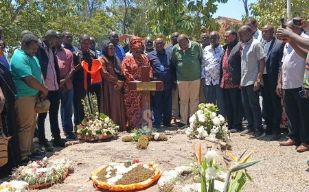 Uhuru Kenyatta Pays Emotional Visit to Raila Odinga’s Grave in Bondo